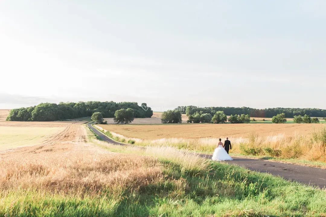 Couple dans un champ