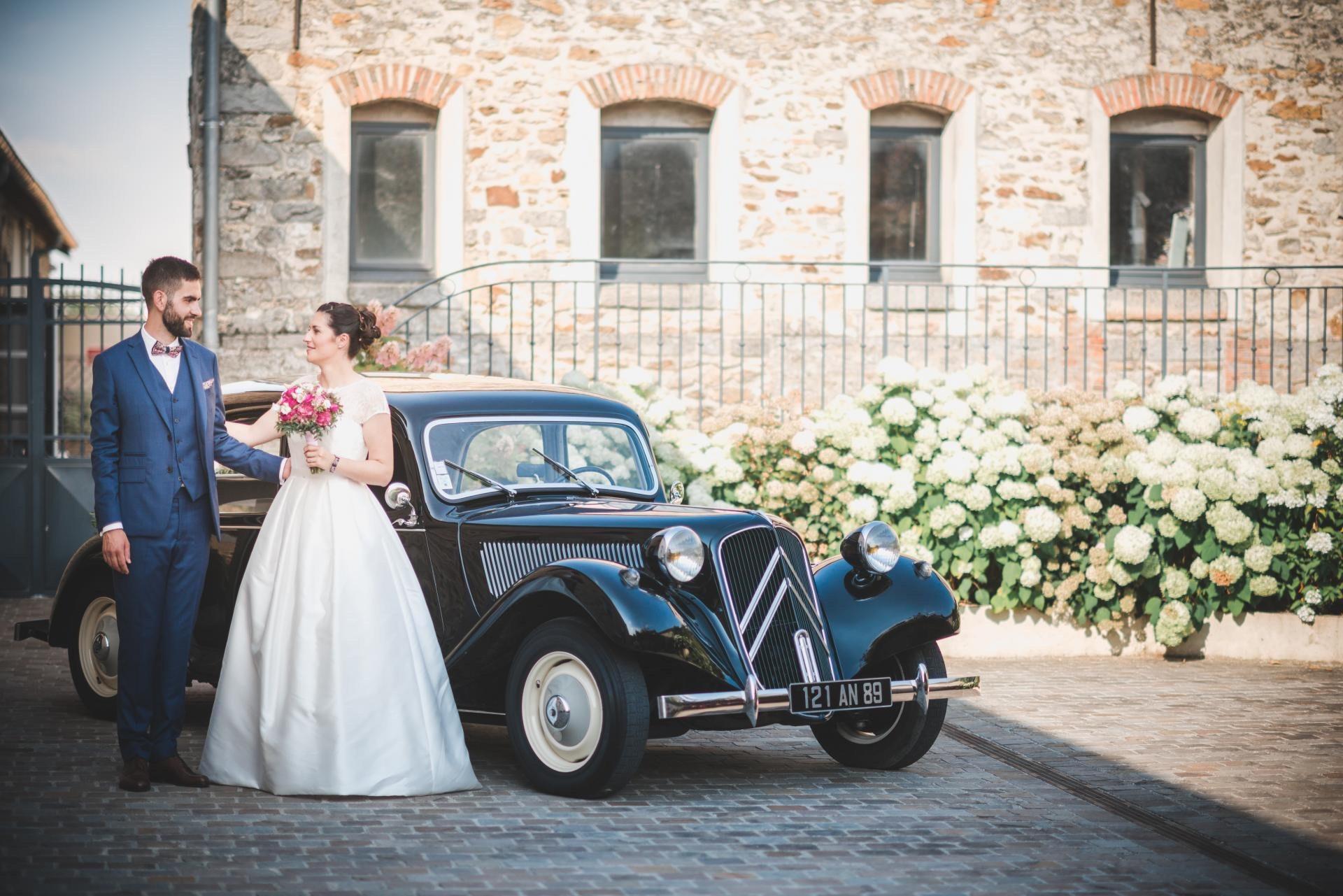 Wedding couple with a vintage car